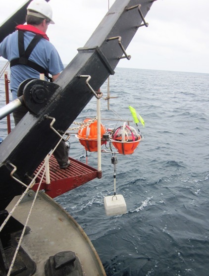 Técnicos del Inocar e IRD efectuaron mantenimiento de sismómetros en Manta a bordo del BAE Orión
