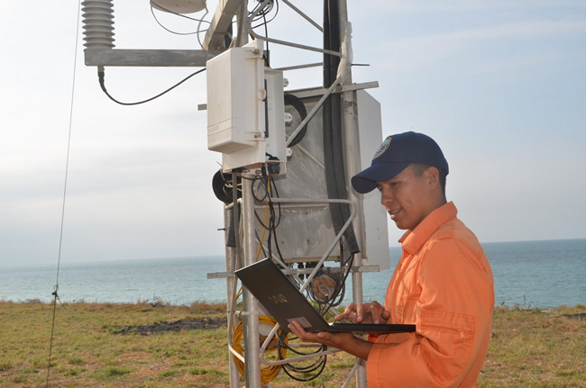 Técnicos reconfiguran estaciones meteorológicas automáticas en la costa ecuatoriana