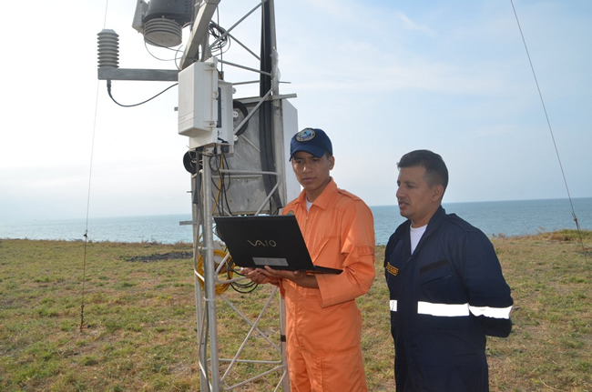 Técnicos reconfiguran estaciones meteorológicas automáticas en la costa ecuatoriana