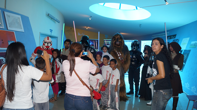 Personajes de la Guerra de las Galaxias brindaron un show en el Planetario de la Armada por su aniversario