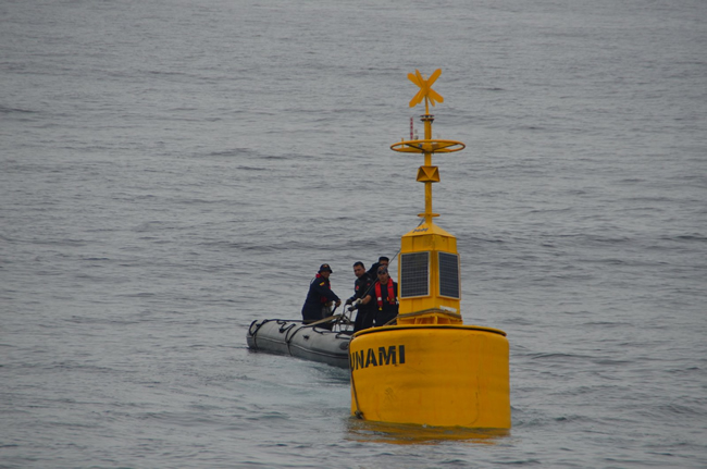 Técnicos del Instituto Oceanográfico de la Armada realizaron mantenimiento de la boya de detección de tsunami en Esmeraldas
