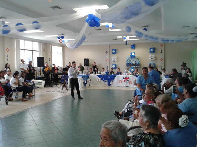 Adultos mayores de Villa Hogar Esperanza recibieron homenaje