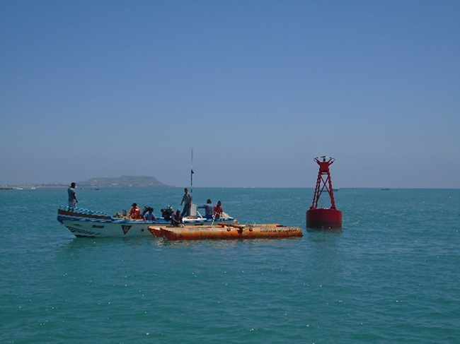 Instalación de boya de señalización en el puerto pesquero de Santa Rosa en Salinas