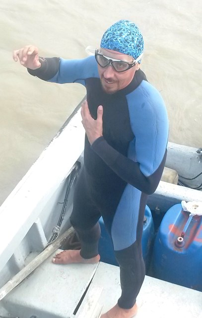 Atleta argentino nadará a lo largo del río Guayas por festividades de la Armada