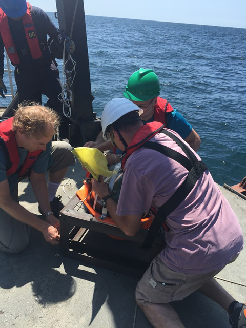 Técnicos del Inocar e IRD efectuaron estudios a bordo del BAE Orión para determinar zonas de deformación y colocación de sismógrafos en el fondo océanico a lo largo de la costa ecuatoriana