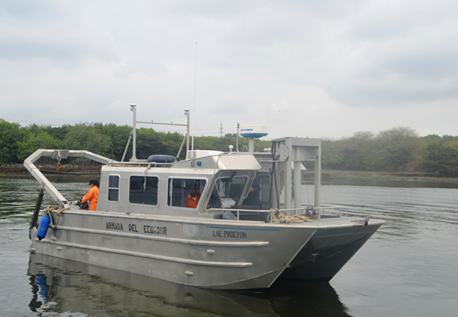 Funcionarios del Instituto Oceanográfico de la Armada realizan levantamientos hidrográficos para verificar afectaciones en puertos del país
