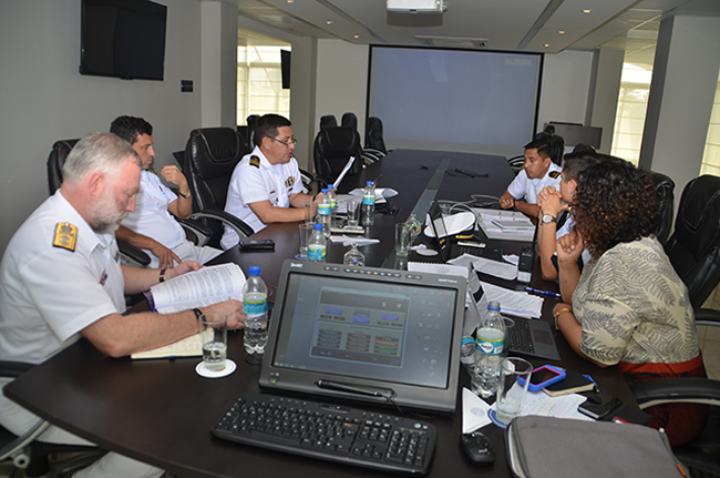 Visita del contralmirante Tim Lowe subdirector Ejecutivo del Servicio Hidrográfico del Reino Unido