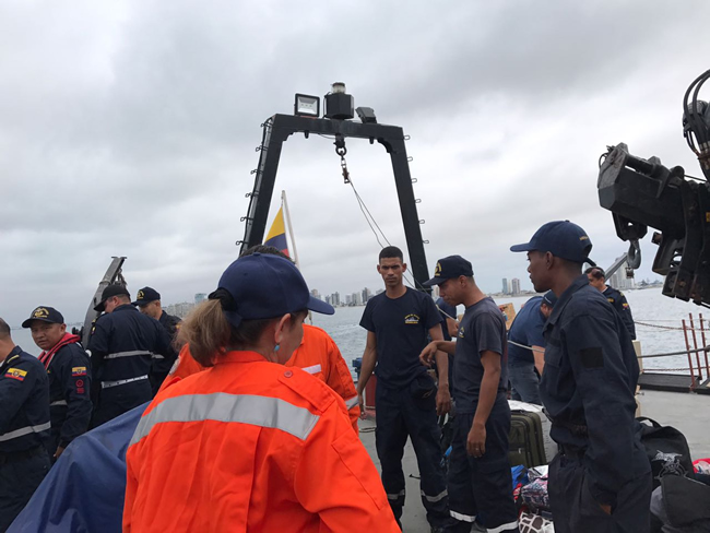 Funcionarios del Inocar a bordo del buque Orión realizan investigación en el mar ecuatoriano