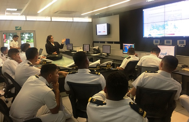 Oficiales y tripulantes alumnos de la Escuela de Calificación y Perfeccionamiento visitaron el Instituto Oceanográfico de la Armada