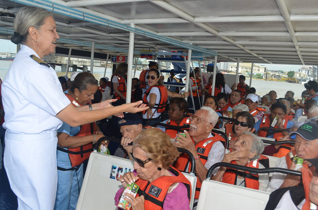 Inocar organizó paseo acuático para los adultos mayores de la Villa Hogar Esperanza
