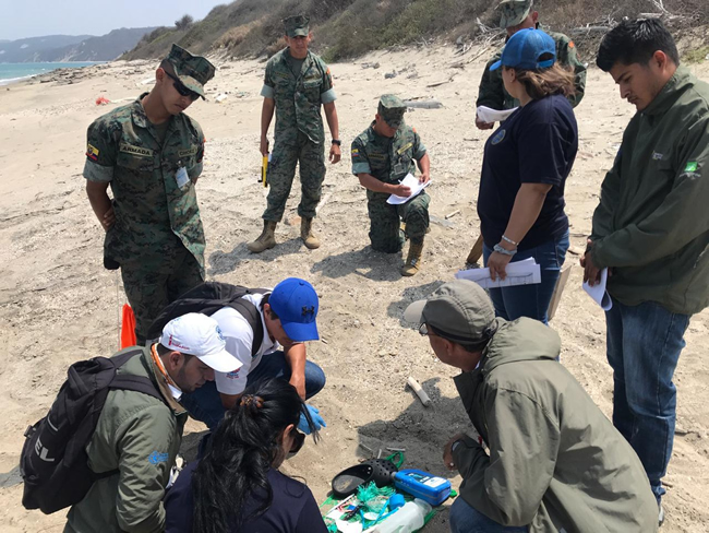 Técnicos del Inocar capacitan a personal que participará en el “Primer Muestreo Nacional de Macroplásticos en playas de Ecuador Continental e Insular"