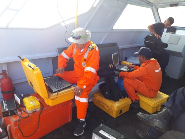 Técnicos de Inocar exploran el fondo del mar para localizar restos de helicóptero en Manabí