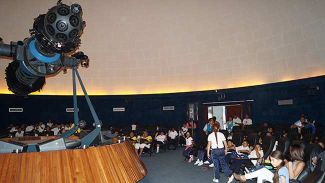 El Ministerio de Educación dio apertura para que las unidades educativas de la Zona 8 visiten el Planetario de la Armada