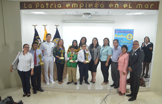 Premiamos la participación de Unidades Educativas en el programa radial “Voces del Mañana”