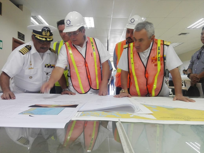 Ministro de Obras Públicas constató los avances de la señalización marítima que será colocada en el canal de acceso al puerto de Posorja