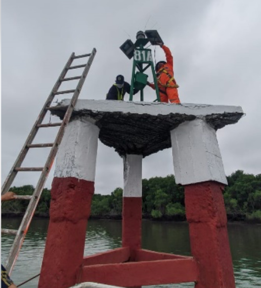 Realizamos el mantenimiento preventivo del sistema de señalización náutica en la perimetral marítima de Guayaquil Realizamos el mantenimiento preventivo del sistema de señalización náutica en la perimetral marítima de Guayaquil