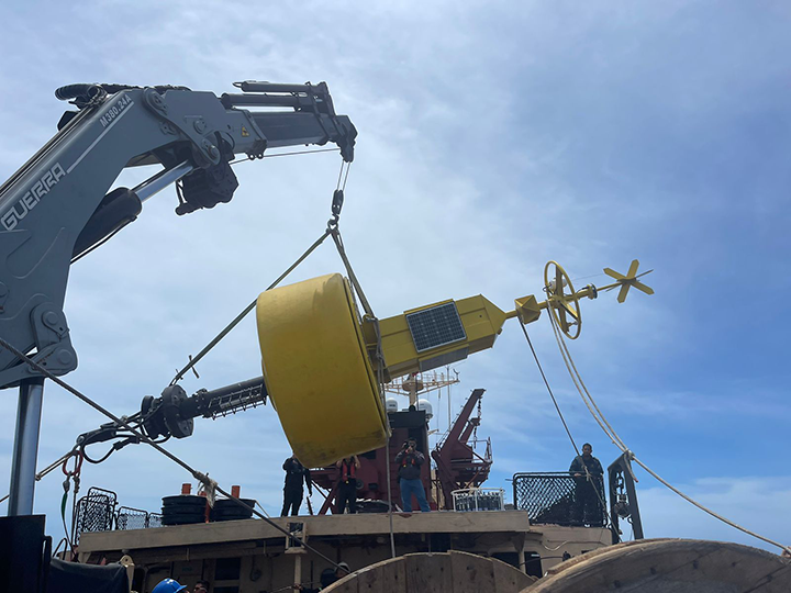 Inocar instaló una nueva boya oceanográfica en Galápagos para evaluar las condiciones de El Niño
