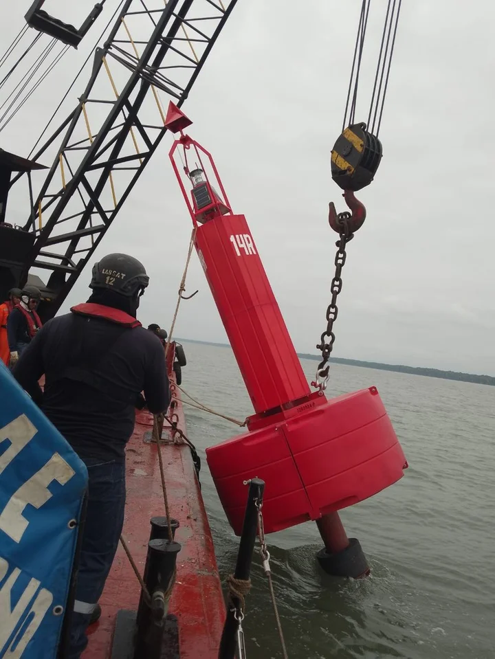 Instalacion de boyas Rio Guayas 1