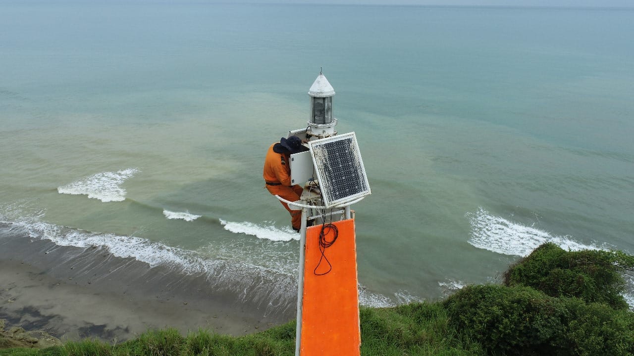 Mantenimiento de faros en Esmeraldas