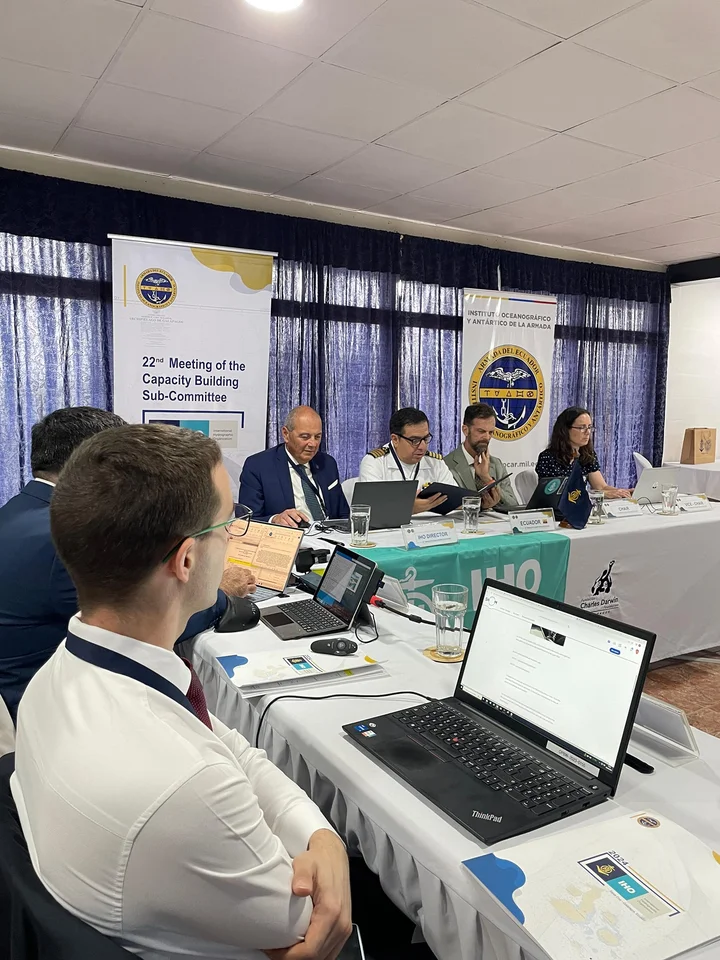 En Galápagos se reunieron expertos internacionales para discutir avances en hidrografía y navegación