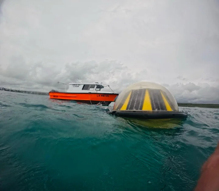 18225 Reintalacion boya oleaje Galapagos