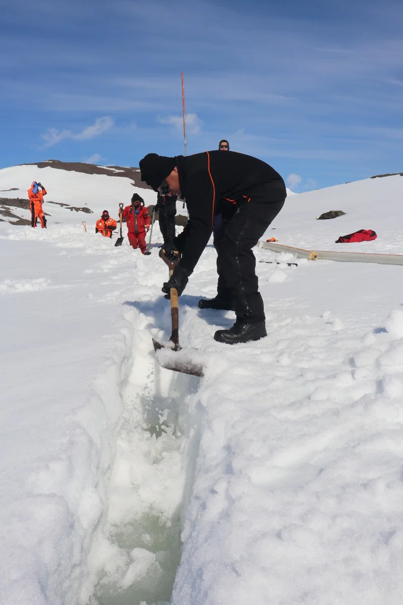 Captación de agua dulce en la XXIX Expedición Antártica Ecuatoriana